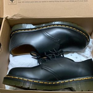 Doc/Dr Martens Black smooth lace up